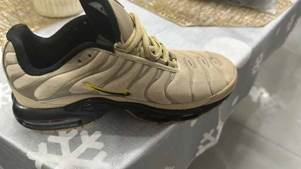 Sneaker NK Air Max Plus OG Gold Bullet (20)