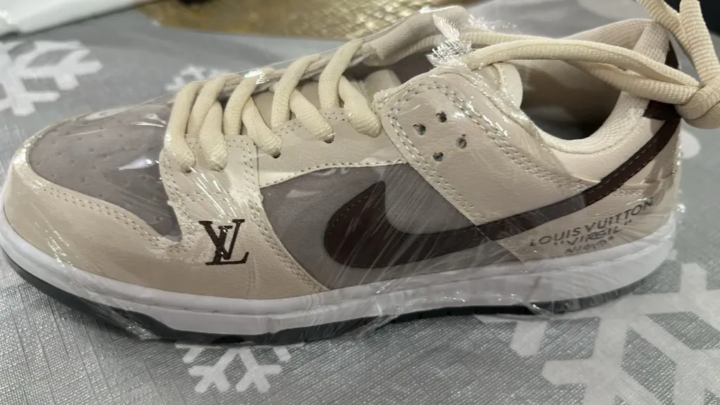 Sneaker NK SB Dunk Low x LV (20)