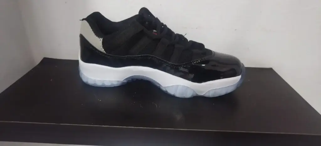 Sneaker Jdan Choclo 11 (20, Negro Blanco Rojo)